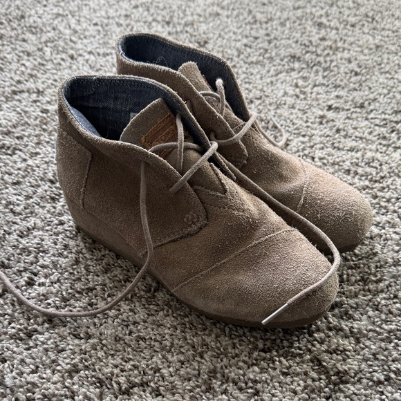 Toms Girls Tan Suede Ankle Boots - Picture 2 of 5
